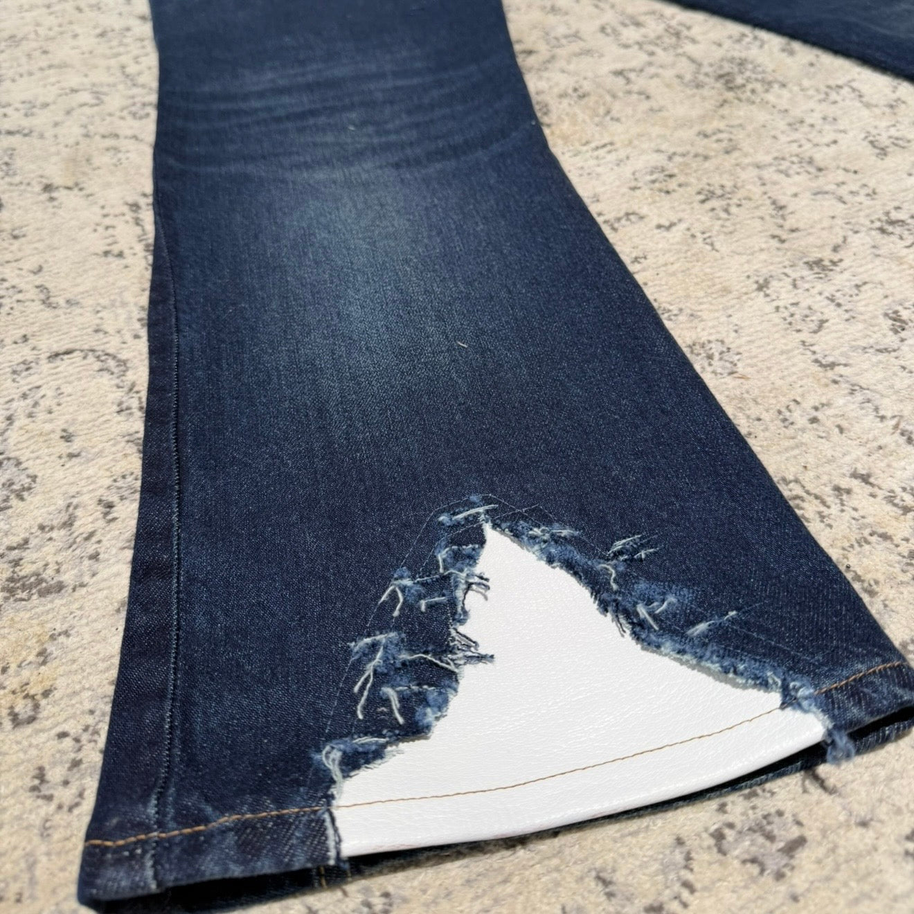 WHITE LEATHER PATCH FLARE DENIM